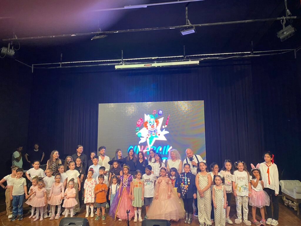 Minik tiyatrocular sahne performansı