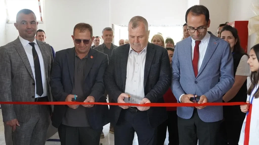 Başkan Arslan öğrenci projelerini inceliyor