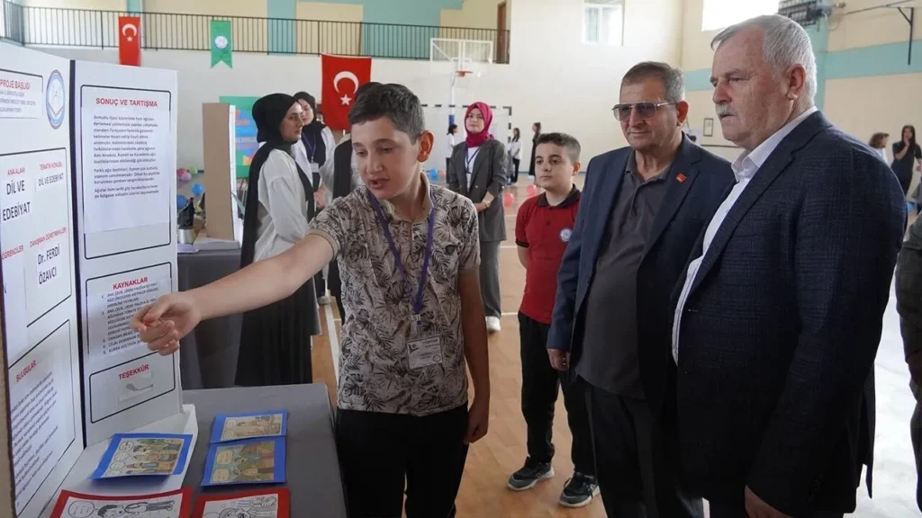 Başkan Arslan kermes etkinliğinde öğrencilerle