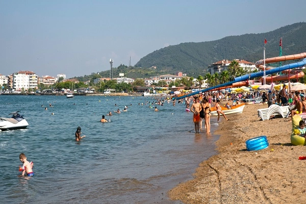 Çınarcık'ta tatilciler deniz keyfi