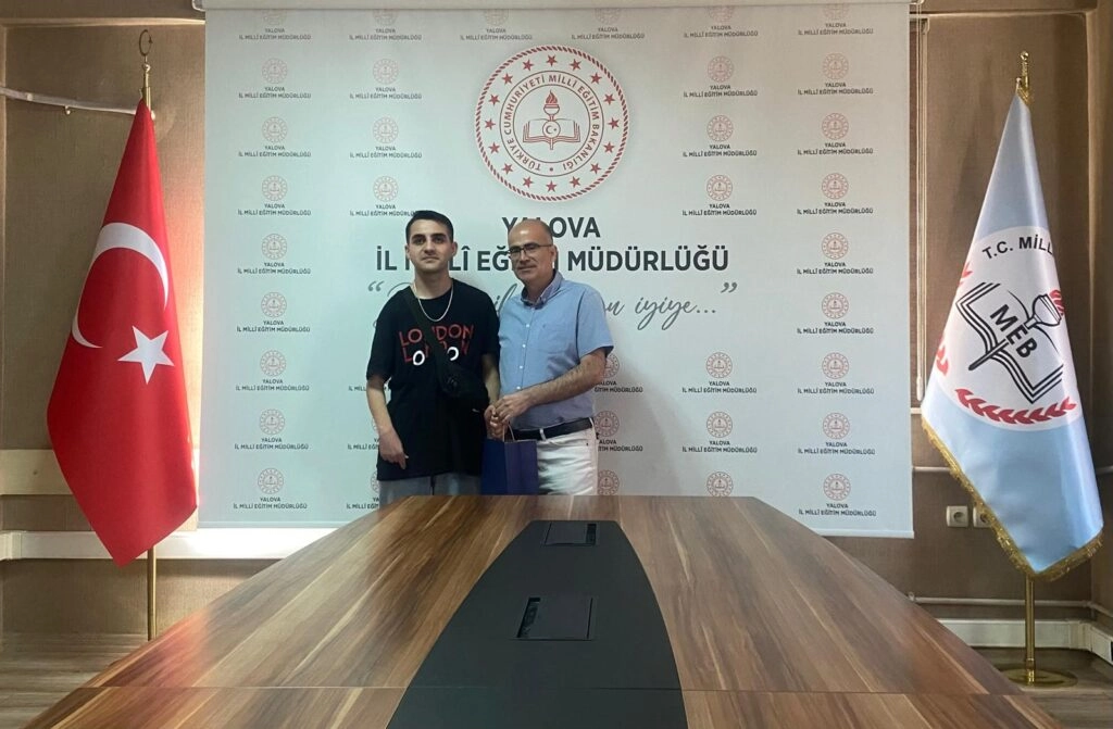 Birinci Olan Öğrenciler ve Öğretmenler
