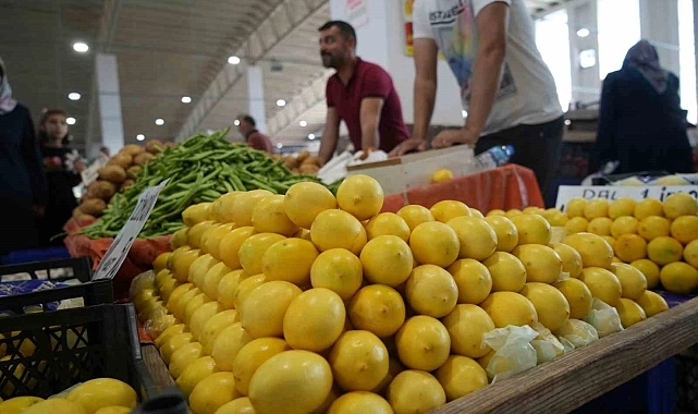 Pazar tezgahlarında meyve fiyatları