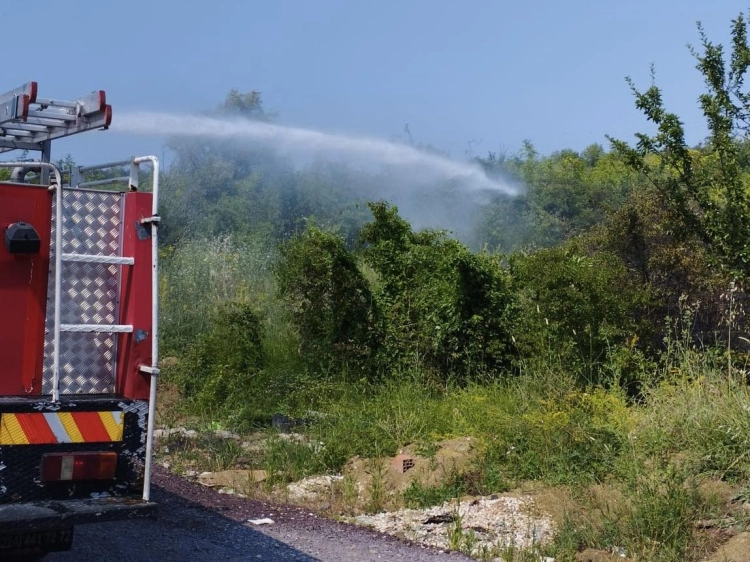 İtfaiye ekipleri yangın söndürme çalışması