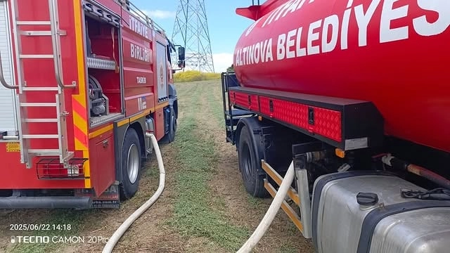 Altınova İtfaiyesi ekipleri, Ahmediye Köyü'nde meydana gelen anız yangınına hızlı bir şekilde müdahale etti. Yangın, Taskib ekipleri ile koordineli bir şekilde söndürüldü.