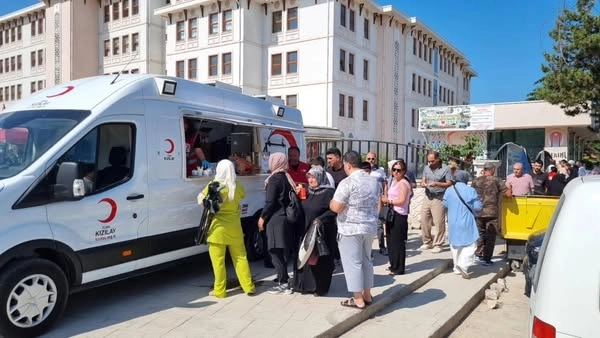 Kızılay gönüllüleri öğrencilere ikram