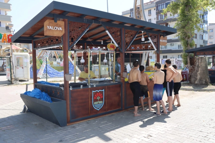 Yalova Gazipaşa Caddesi modern seyyar satış tezgahları
