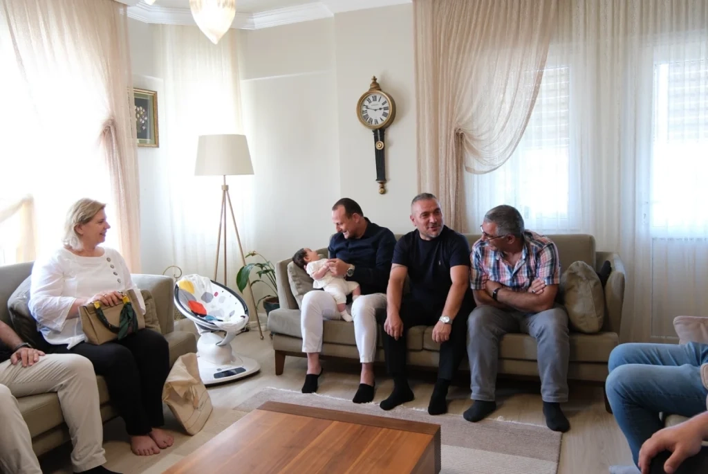 Hoşgeldin Bebek projesi hediye takdimi