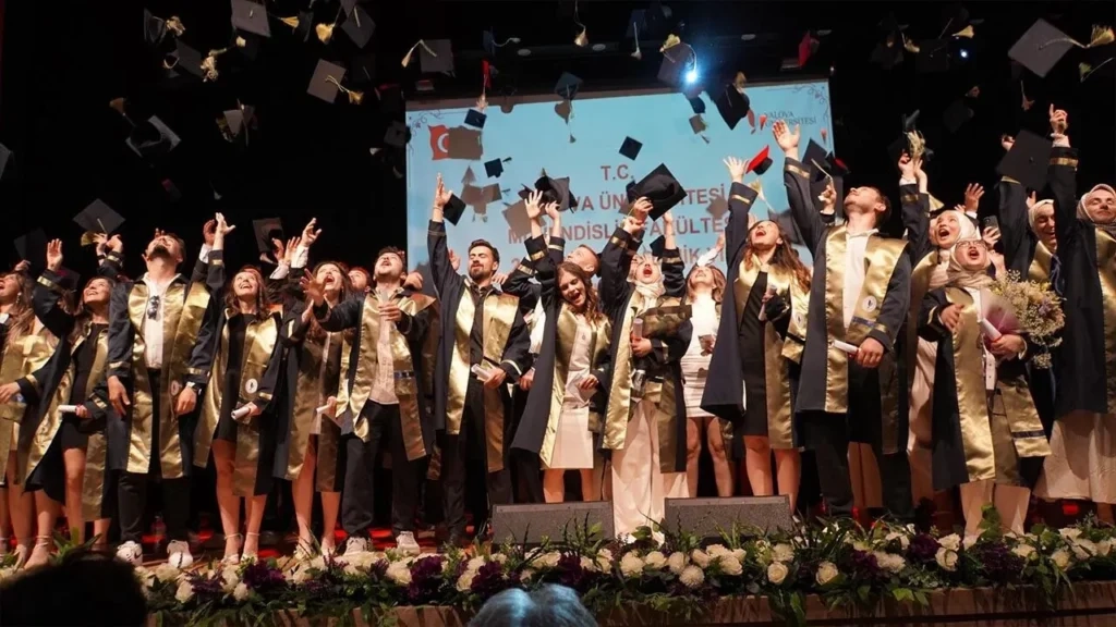 Yalova Üniversitesi mezuniyet töreni kep atma anı