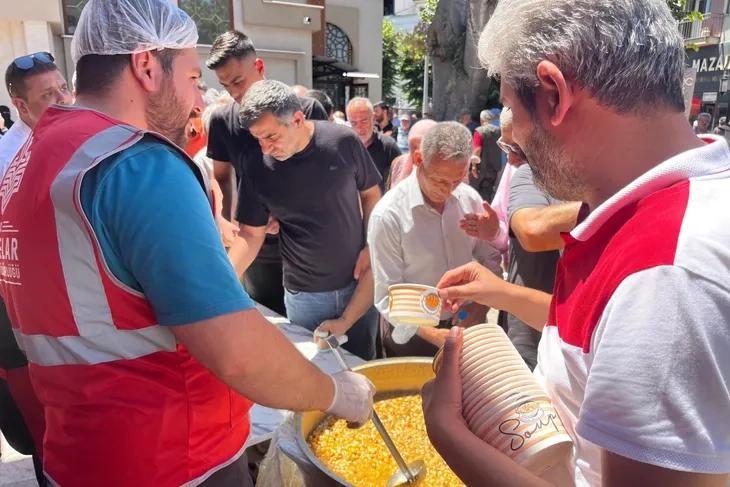 Yalova Merkez Camisi'nde aşure dağıtımı