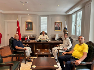 Dünya ve Avrupa Güreş Şampiyonu Sırrı Acar, Termal'deki Yeni Belediye Hizmet Binasını Ziyaret Etti