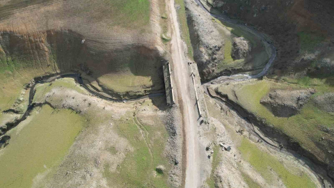 Gökçe Barajı’nda Tarihi Çınarlı Yol Gün Yüzüne Çıktı!