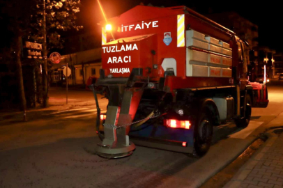 Yalova’da Buzlanmaya Karşı Gece Boyu Tuzlama Çalışması!