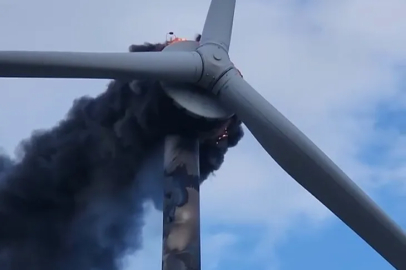 Armutlu’da Korkutan Yangın: Rüzgâr Türbini Alevlere Teslim!