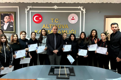 Altınova’da Gurur Tablosu: Şampiyon Öğrenciler Ödüllerini Protokolün Elinden Aldı!