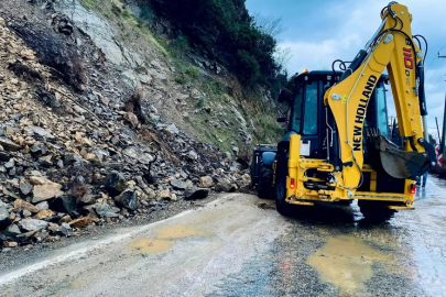 Esenköy–Armutlu Yolunda Heyelan Alarmı: Kaya Parçaları Yolu Kapattı!