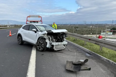 Gebze-İzmir Otoyolunda Korkutan Savrulma! Araç Bariyerlere Saplandı!