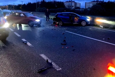 Gece yarısı Yalova-İzmit yolunda korkutan çarpışma: Araçlar hurdaya döndü!