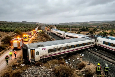 “İspanya’da Hızlı Tren Kabusu: Vagonlar Karşı Hatta Sürüklendi, 39 Kayıp”!