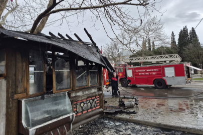 Altınova’da Baraka Yangını Korkuttu!