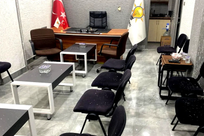 Balıkesir Marmara’da AK Parti binasına taşlı saldırı: Camlar kırıldı!