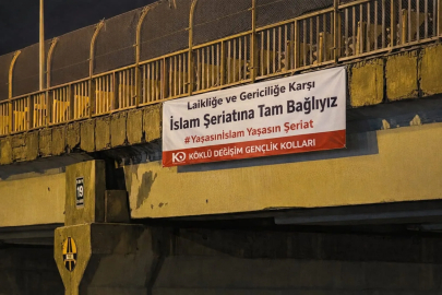 Ankara’da üst geçitlerde tartışma yaratan pankartlar!