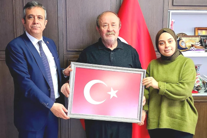 Esenköy’de Milli Ruh: Öğrenciler Bayrağı Takdim Etti!