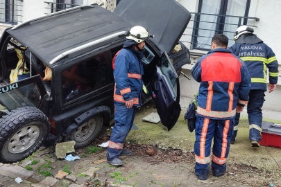 Yalova'da Feci Kaza: Otomobil Binaya Daldı, 1 Yaralı!
