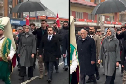 Kaymakamın Şemsiyesi Korumanın Elinde: Görüntüler Tepki Çekti!