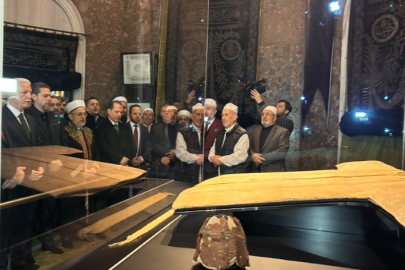 Hırka-i Şerif  Ziyarete Açıldı! Fatih’te Metrelerce Kuyruk Oluştu!