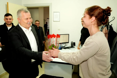 Armutlu'da 8 Mart Sürprizi: Kadın Personele Hediye!
