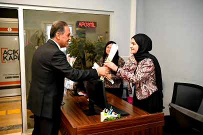 Vali Usta’dan 8 Mart Jesti: Kadın Personele Çiçek!