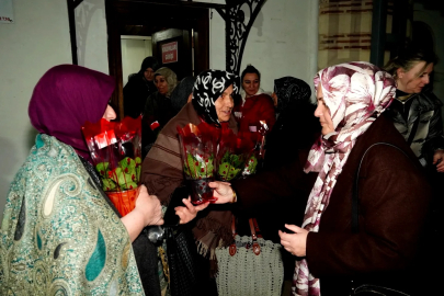 Armutlu'da Manevi Atmosfer: Camilerde Çiçek Dağıtıldı!