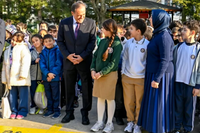 Vali Usta Öğrencilerle İstiklal Marşı Okudu