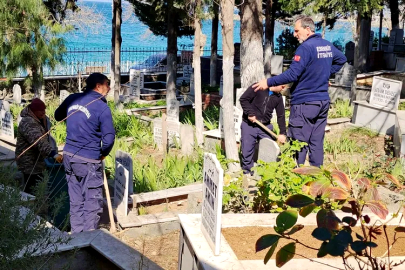 Esenköy Mezarlıkları Bayrama Hazır