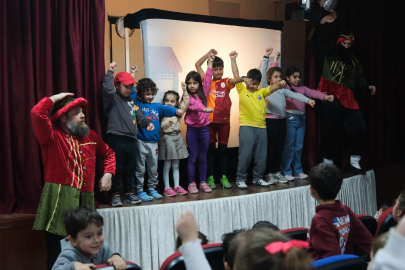 Çiftlikköylü Çocuklar Dev Gölge Oyunuyla Ramazan’ı Uğurladı!