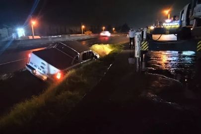 Çiftlikköy’de Kamyonet Orta Refüje Düştü, Sürücü Kurtuldu