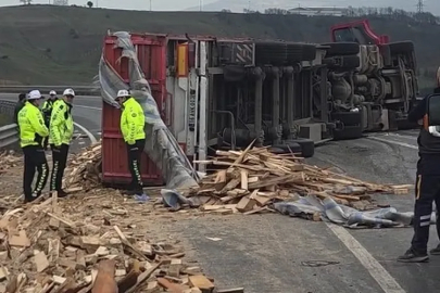 Süpürgelik’te TIR Devrildi, Yol Kapandı!