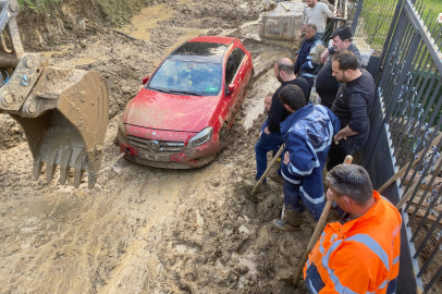 Sel Felaketinde Çamura Saplanan Araç Kurtarıldı!