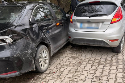 Subaşı’nda Zincirleme Kaza: Kontrolden Çıkan Otomobil Park Halindeki Araçlara Çarptı!