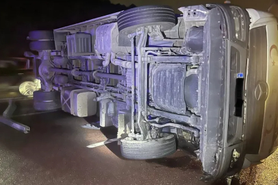 Altınova’da Kamyon Devrildi: 1 Kişi Yaralandı!