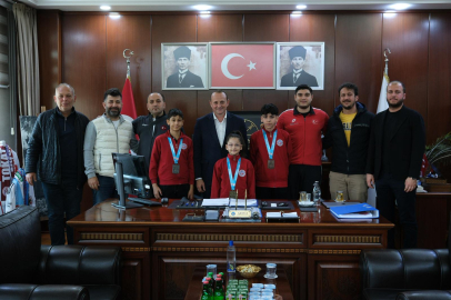 Şampiyon Karateciler Madalya Sevinçlerini Başkan Yele’yle Paylaştı