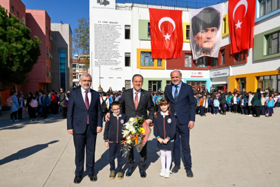 Vali Usta Öğrencilerle Bayrak Töreninde Bir Araya Geldi!